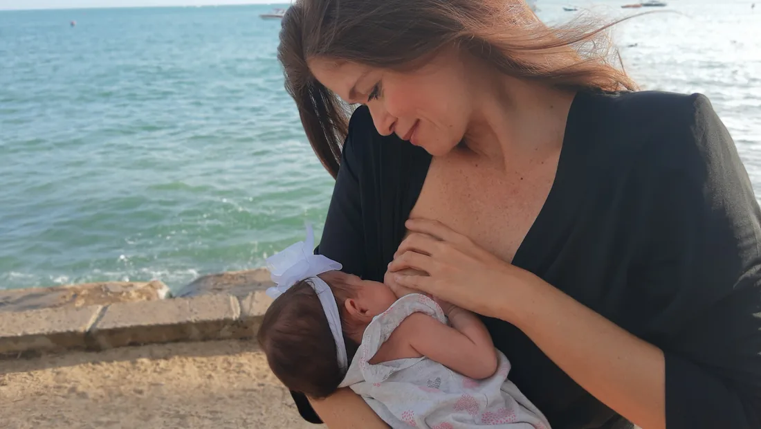 Mãe amamentando o bebê